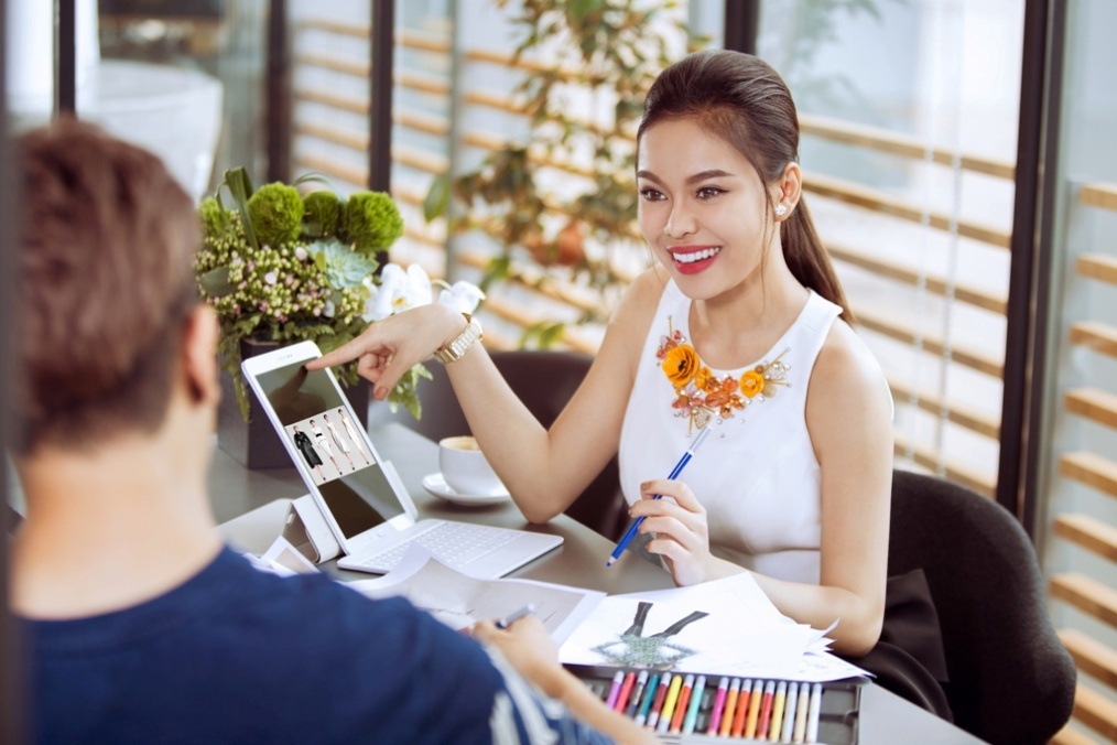 Giang Hồng Ngọc rất khó tính với mọi loại trang phục, trước mỗi sự kiện quan trọng, cô thường tự phát thảo các mẫu quần áo trên chiếc Galaxy Tab S2.