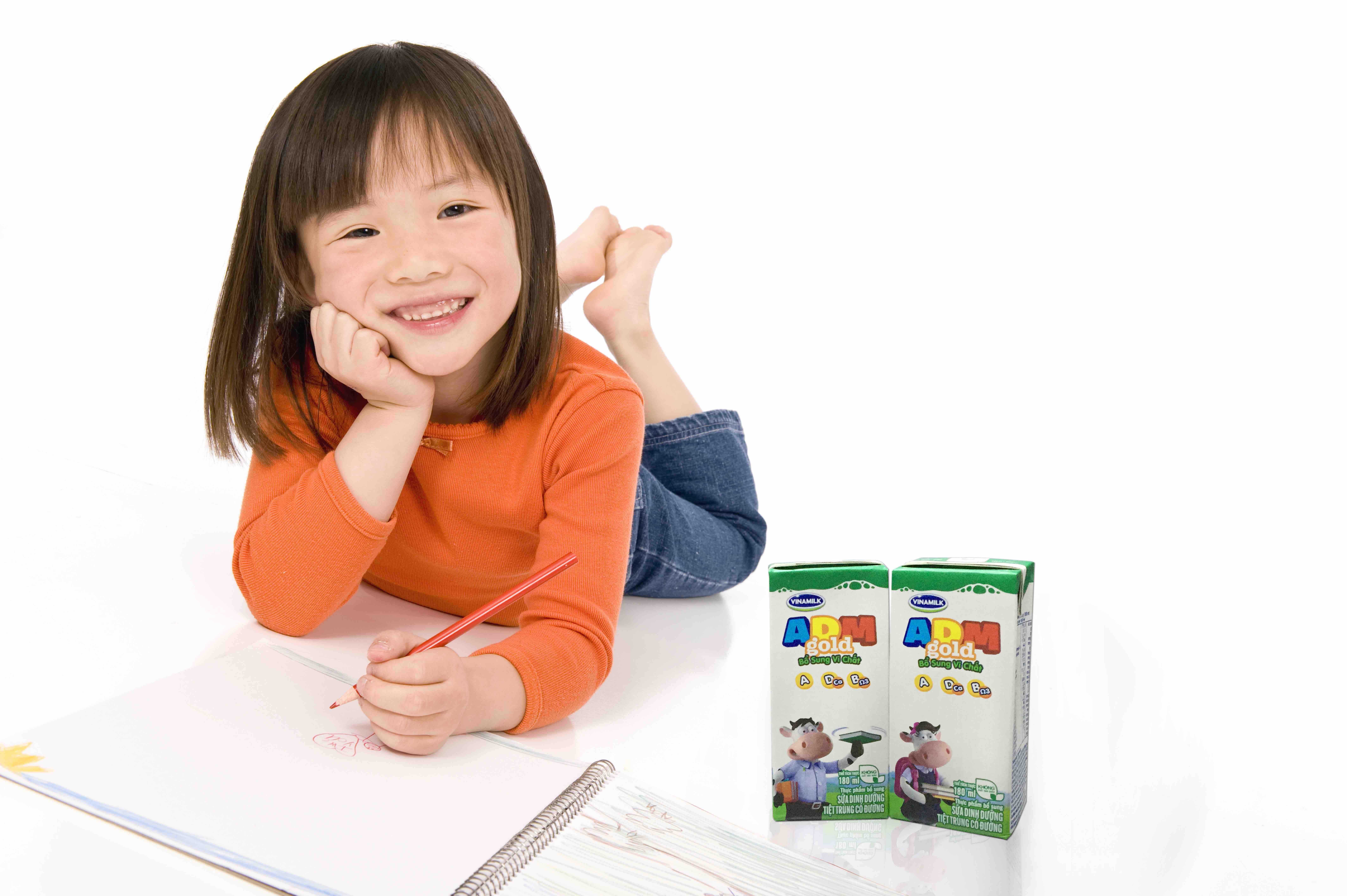 Sản phẩm sữa ADM GOLD mới của Vinamilk bổ sung Omega 3 và vitamin B, cho bé mắt sáng dáng cao, trí nhớ tốt.