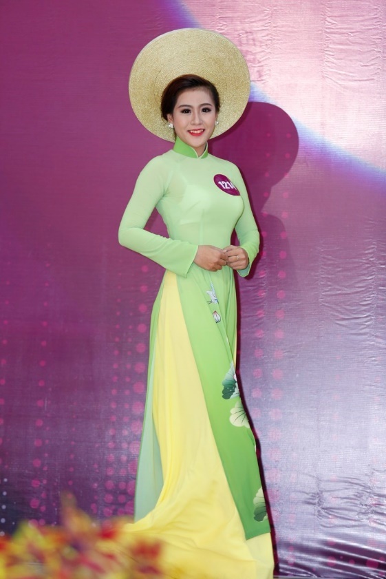 Cô sinh viên ngành sư phạm âm nhạc chia sẻ: “Với sự chuẩn bị kỹ lưỡng, quyết tâm và tự tin, em hy vọng mình có thể vượt qua những thử thách của ban tổ chức để tiến vào những vòng trong”. Thanh Hà từng đạt giải Hoa khôi sinh viên Đại học Khánh Hòa 2015.