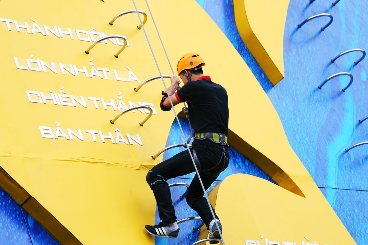 Đức Duy cho biết, trước đây anh từng thử sức với môn thể thao này nhưng chưa bao giờ thấy bức tường nào cao đến vậy. Ngay khi nhìn thấy thử thách cao 25 m, anh đã rất hào hứng. “Đây là một thử thách quá mới mẻ. Nó thôi thúc tôi phải vượt qua mọi khó khăn để chiến thắng bản thân mình”, anh chia sẻ. 