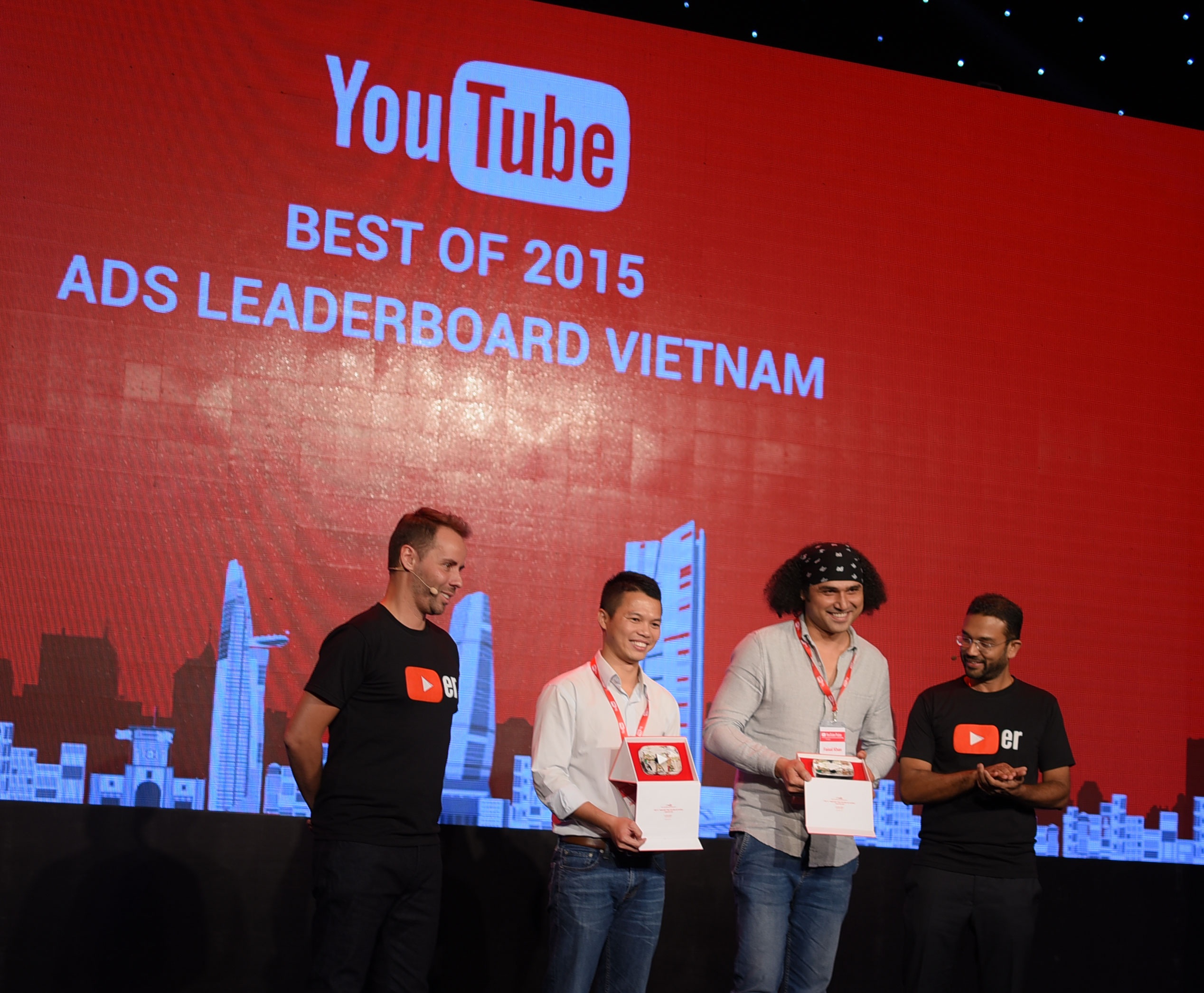 Đại diện Chợ Tốt cùng đơn vị làm phim nhận giải thưởng của YouTube