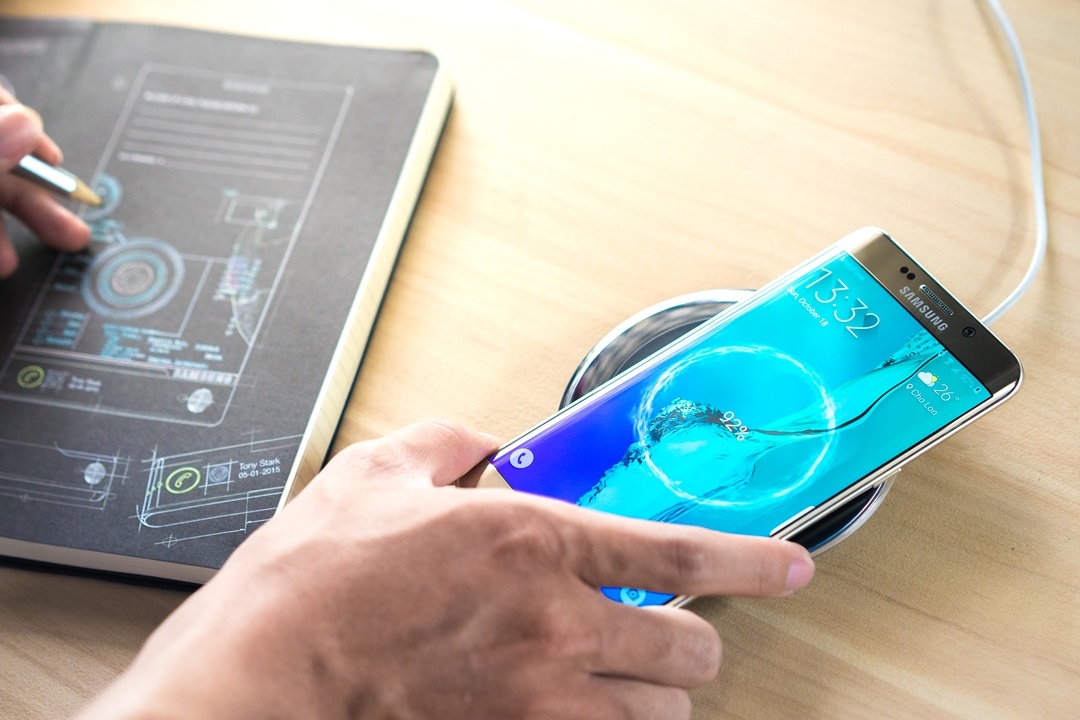    Tính năng People Edge và Apps Edge mang lại sự tiện lợi cho người dùng Galaxy S6 edge+.