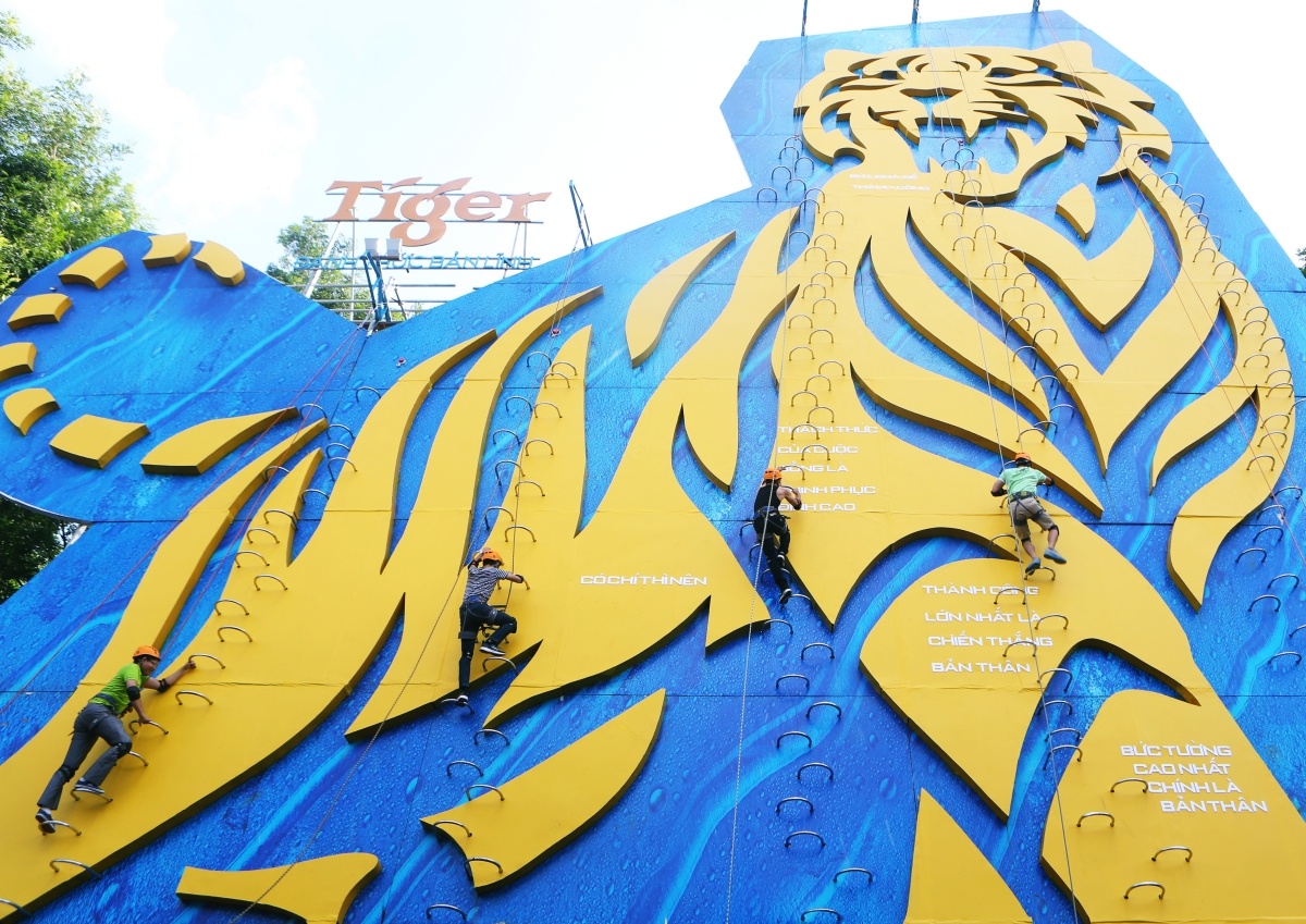 Trước đó, nhiều bạn trẻ cũng thi nhau chinh phục bức tường Tiger. Ban tổ chức khéo léo lồng ghép nhiều thông điệp cổ vũ như “thành công lớn nhất là chiến thắng bản thân” hay “bứt phá để thành công” dọc theo bức tường, giúp người chơi lấy lại tinh thần và hoàn thành chặng đường leo tường ngoạn mục.