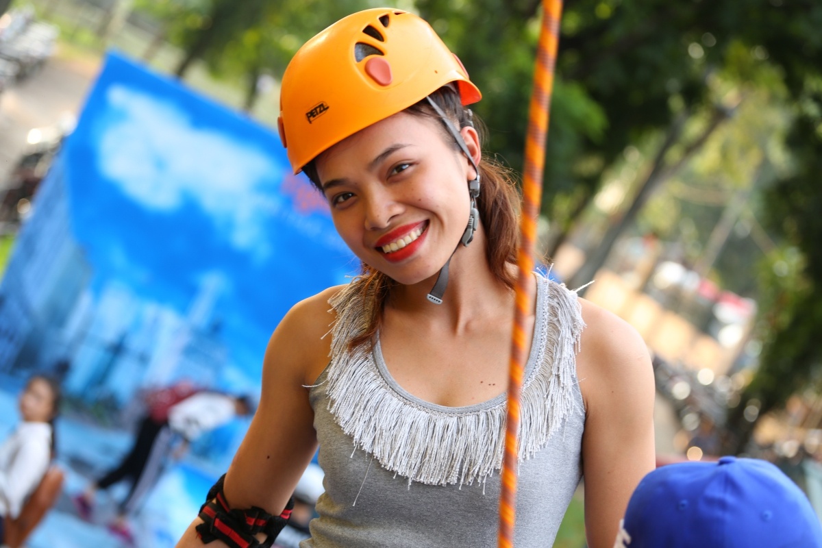 Không chỉ hấp dẫn đấng mày râu, chương trình còn thu hút nhiều cô gái xinh đẹp tham gia. “Khéo léo, dũng cảm và dẻo dai là 3 yếu tố cần có để tham gia môn thể thao này”, một bạn nữ cho biết.  