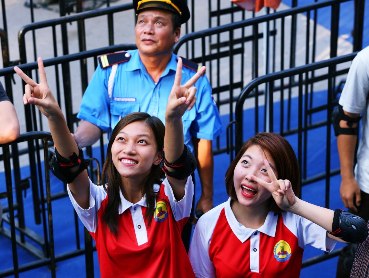 Nhưng họ nhanh chóng chinh phục thử thách với sự cổ vũ rất cuồng nhiệt của khán giả.