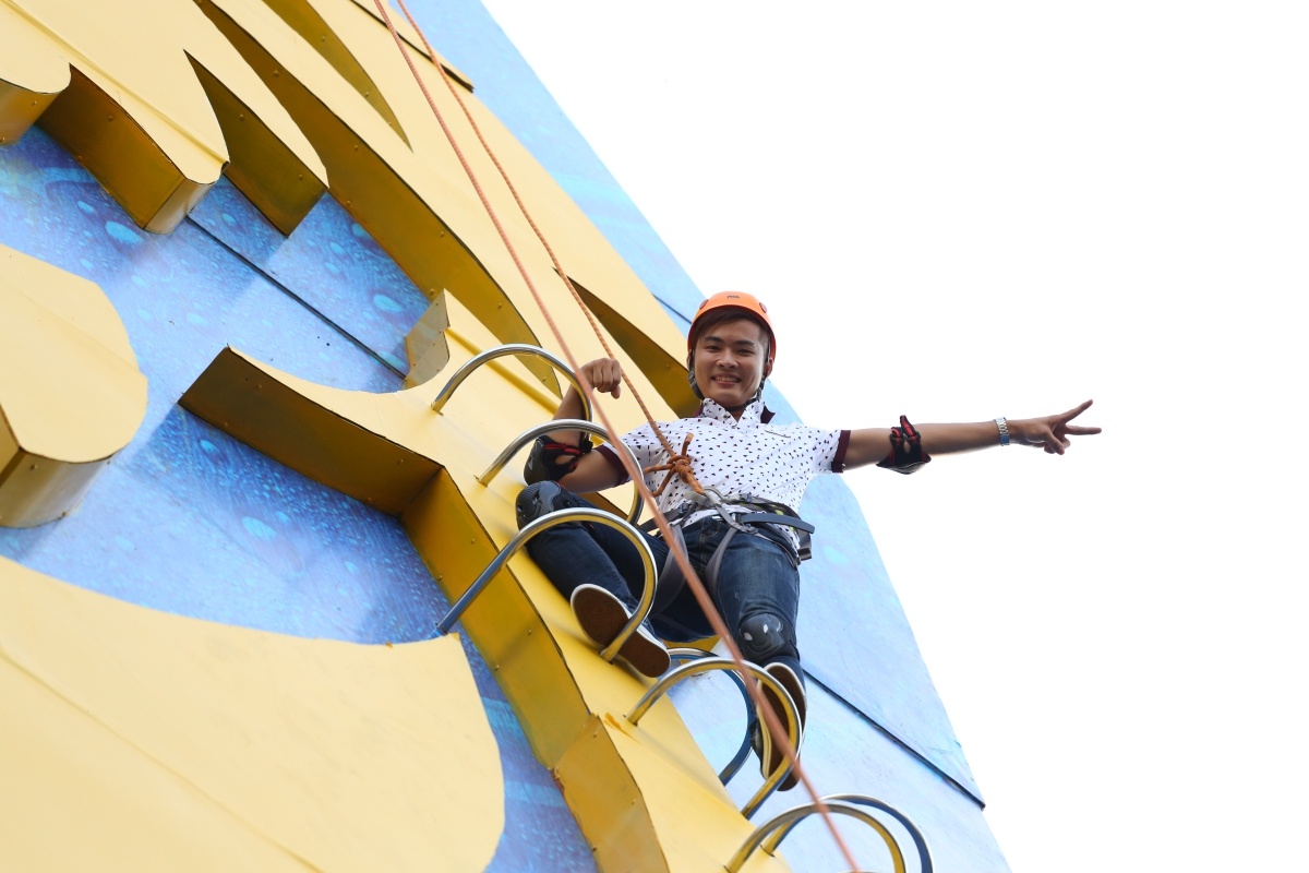 Nếu như khi leo núi thật, người chơi phải trang bị nhiều đồ chuyên dụng thì leo núi nhân tạo, chỉ cần một đôi giày và một số đồ bảo hộ là bạn có thể thử sức.