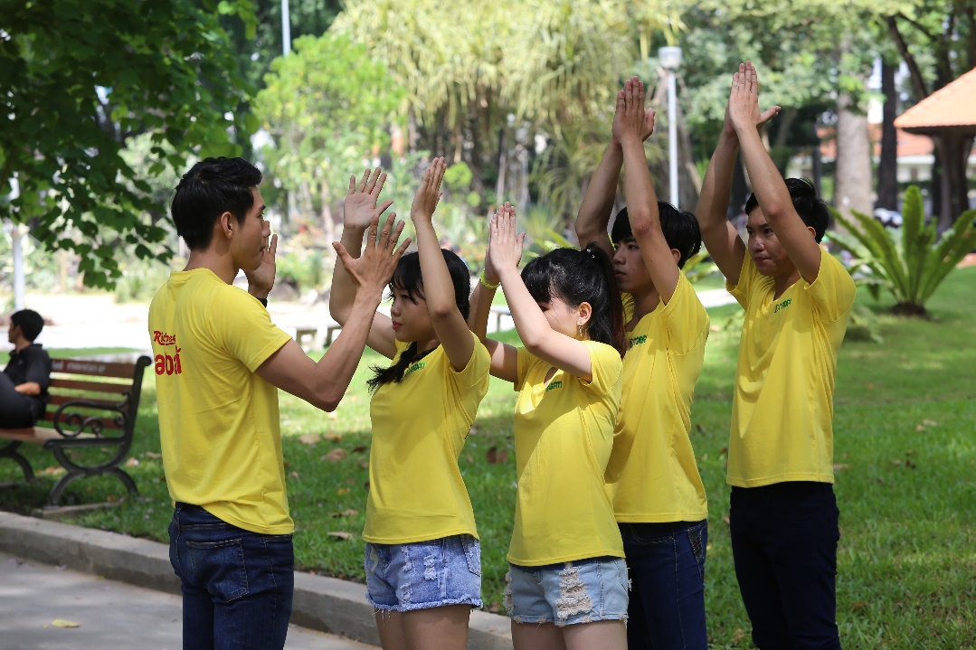 Đăng và nhóm nhảy đang luyện tập hăng say