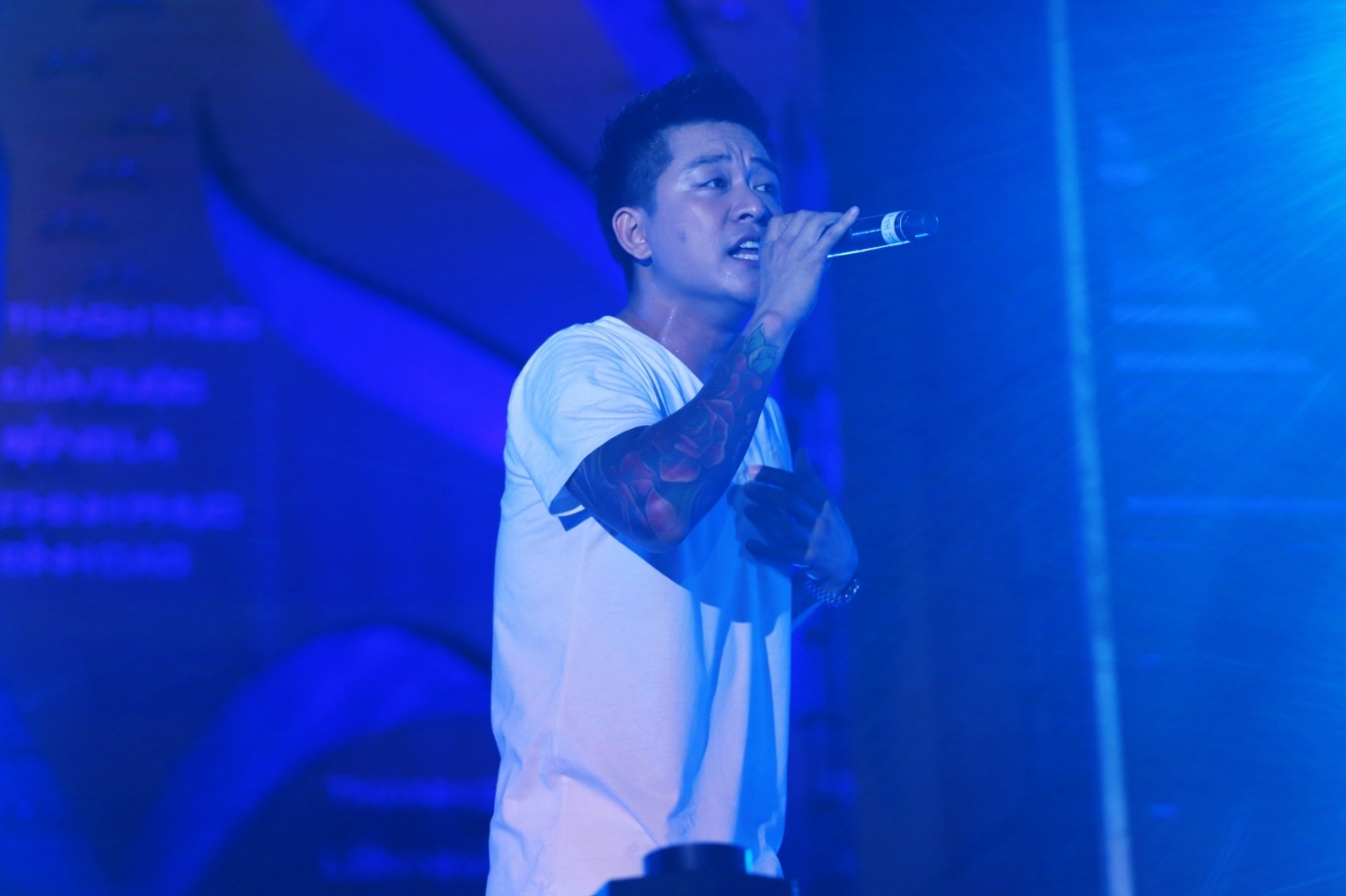 Tuan Hung hat ‘Nam lay tay anh’ chinh phuc khan gia Ha thanh hinh anh