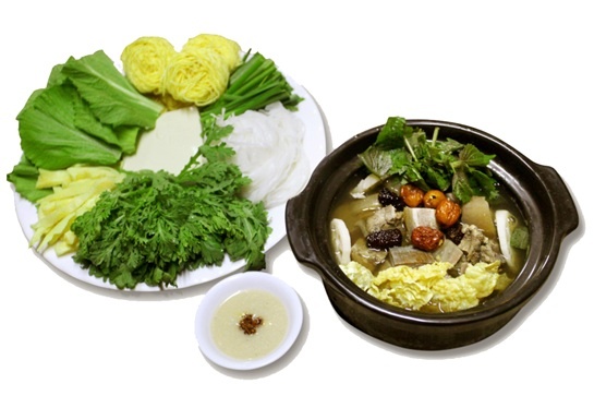   Sẽ thật thiếu sót nếu thực khách bỏ lỡ món lẩu dê đậm đà. Phần nước dùng được pha chế vừa thanh, vừa ngọt ăn cùng các loại rau và thịt rừng tươi ngon.  