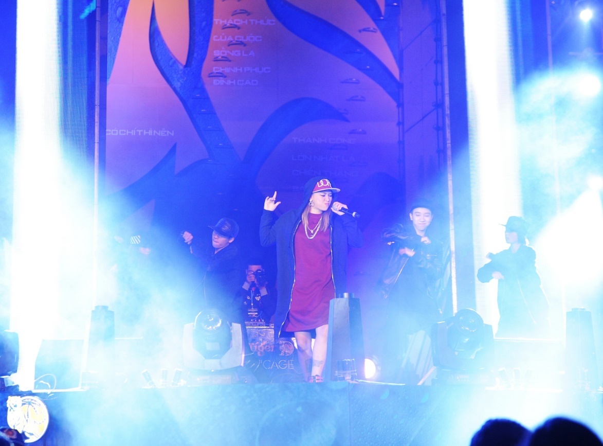 Cô nàng hip hop Kimmese ngày càng cho thấy sự trưởng thành cả trong âm nhạc lẫn phong cách biểu diễn. Với 2 ca khúc Emotions, Heal the beat, nữ ca sĩ phô diễn khả năng hát tiếng Anh chuẩn mực cùng chất giọng dày dặn, mạnh mẽ.