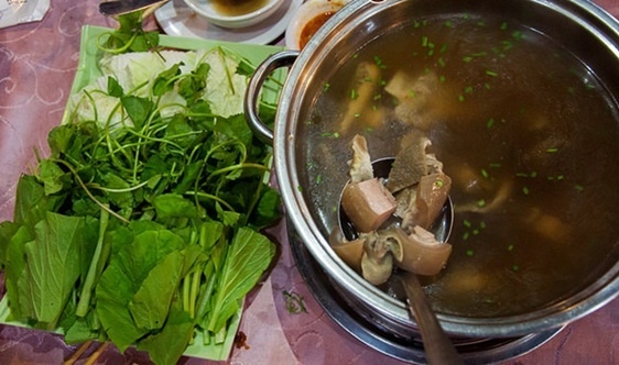  Đậm đà hương vị Tây Bắc hơn cả là món thắng cố nghé. Nếu không có thời gian du lịch Tây Bắc, bạn vẫn có thể đến nhà hàng Tư Trì (TP HCM) ăn bát thắng cố, nhấp chén rượu nồng, cảm nhận vẹn nguyên hương vị núi rừng hoang sơ.