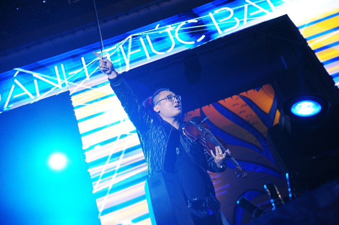   Trường Kickoff cùng cây violon quen thuộc mang đến cho chương trình những cảm xúc mới lạ khi kết hợp cùng DJ Dương K. Sự pha trộn khéo léo giữa nhạc cổ điển và hiện đại tạo nên nét độc đáo cho bộ đôi này.