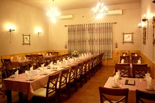 Bạn có thể vừa thưởng thức các món ăn, vừa ca hát cùng bạn bè trong phòng karaoke độc đáo.