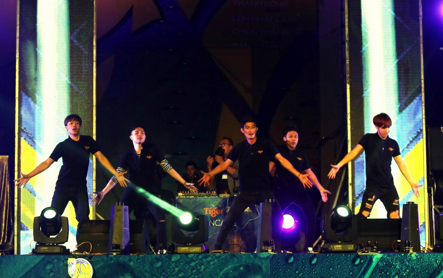  Nhóm nhảy St.319 cũng mang đến màn nhảy KPOP sôi động.