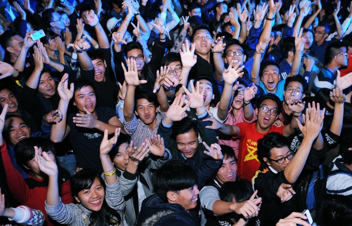 Với những màn trình diễn âm thanh và ánh sáng hoàng tráng, “Đánh thức bản lĩnh” đã thu hút hàng nghìn bạn trẻ Hà Nội đến thưởng thức.