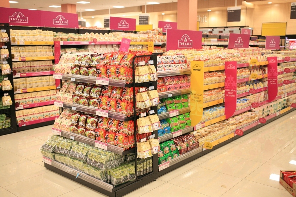 Muốn tìm thêm các món ăn vặt thì các bạn ghé chân lượn 1 vòng khu siêu thị nhé. Nếu đã ngán hàng Việt Nam thì các bạn có thể chọn hàng ngoại nhập tại quầy thực phẩm châu Á. Bánh gạo, bánh mochi chính hiệu Nhật Bản đủ loại đều có cả. Thong thả, các bạn ghé quầy nấu ăn Cooking Station “học ké” 1 vài món ăn thường ngày về trổ tài với bố mẹ hay người ấy nhé. Đi Aeon có 1 ngày thôi mà đảm đang lên hẳn nhỉ!