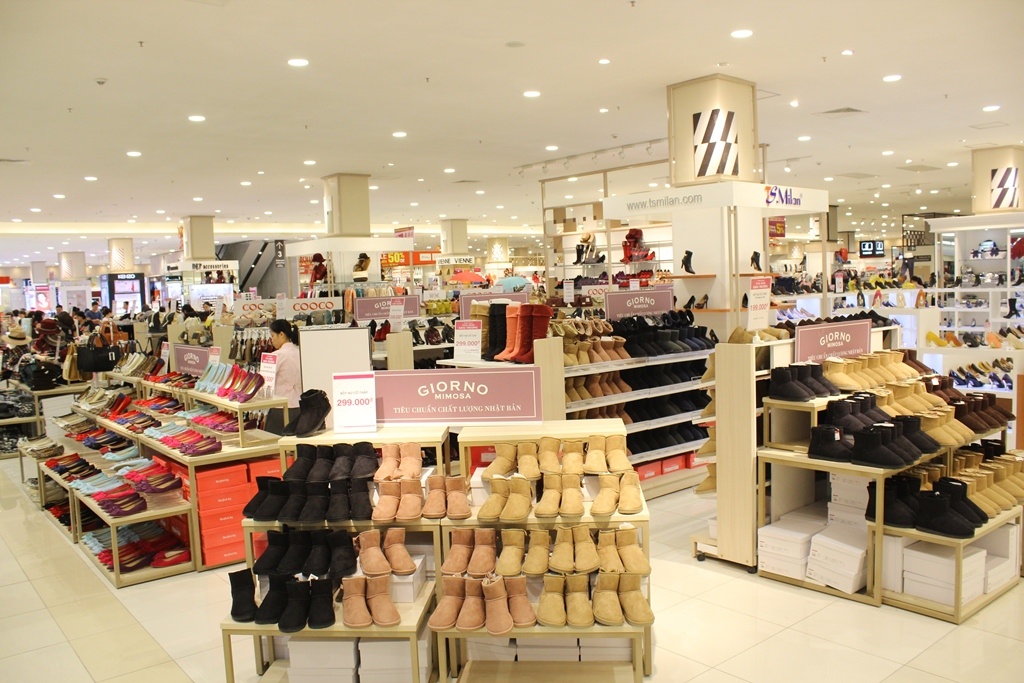  Và để có một mùa đông không lạnh, Aeon đã chuẩn bị sẵn cho các bạn nhiều thật nhiều phụ kiện giữ ấm nào là giày, dép đến khăn choàng, bịt tai, ô,… đủ cả.