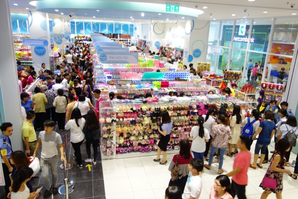 Nếu bạn nào quá yêu thích không gian Nhật tại Aeon và muốn mang không gian này về nhà thì đừng ngại ngần sắm sửa thêm 1 vài món đồ tại khu vực bán đồ trang trí nhà cửa tầng 3 nhé. Hay các bạn cũng có thể chọn mua sắm tại Daiso, cửa hàng đồng giá chỉ 40K mà bao nhiêu sản phẩm cực dễ thương, cực tiện ích đúng phong cách Nhật bản cho các bạn tha hổ mỏi tay xách về rồi dùng mãi vẫn chưa hết.