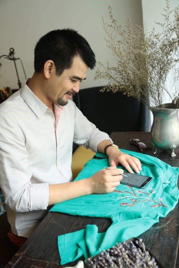 Chương Đặng thường dùng 7 loại ngòi bút khác nhau của S Pen để thiết kế mẫu họa tiết trên áo dài thay vì vẽ trực tiếp lên áo.