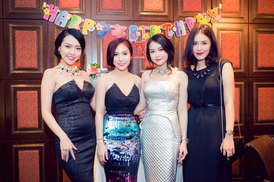 Hotgirl Beebee Phan (thứ 2 từ trái sang, cùng với bạn thân hotgirl Sam từ phải sang) đẹp hơn sau khi được BS. Nguyễn Hữu Nam nâng mũi S line tại Bệnh viện thẩm mỹ KIM.