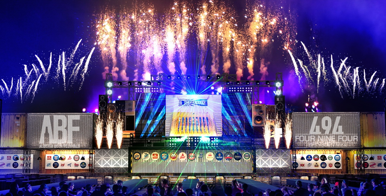 Sân khấu lễ hội được thiết kế hiện đại và hoành tráng.