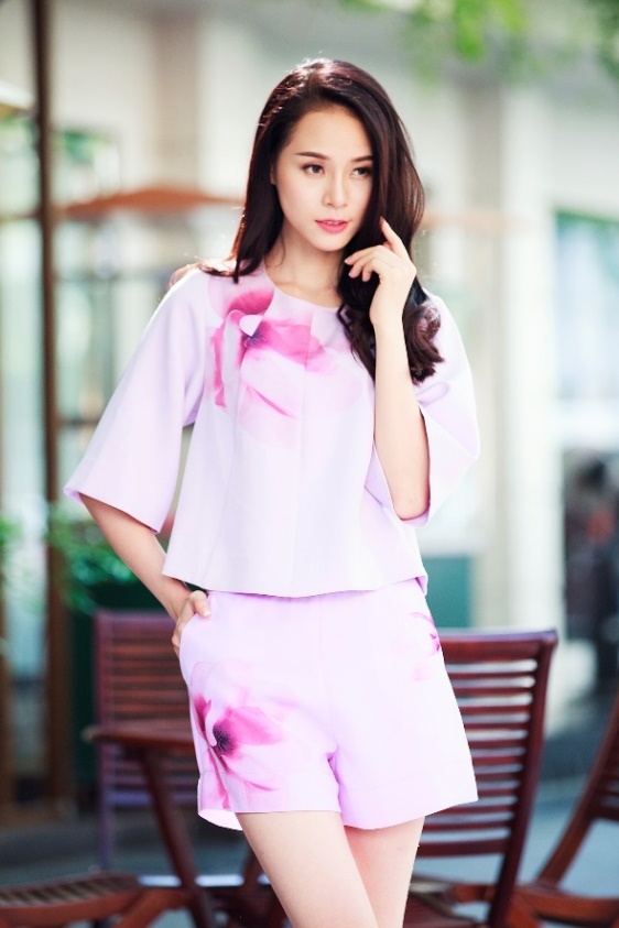 Họa tiết hoa trà trên tông màu hồng patel là sự kết hợp giữa cổ điển và hiện đại. Bộ trang phục tuân theo quy tắc tối giản Monochrome, mang lại cho người mặc phong cách thời trang hợp xu hướng.  