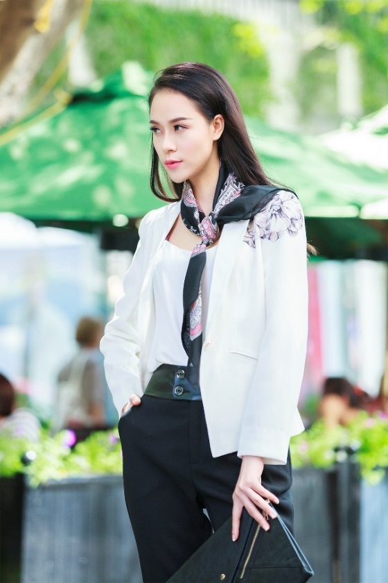 Nếu e ngại chút se lạnh của buổi sớm mai hay chiều tối, bạn gái có thể mix thêm một chiếc khăn lụa cho set đồ thêm kiêu sa và lãng mạn.  