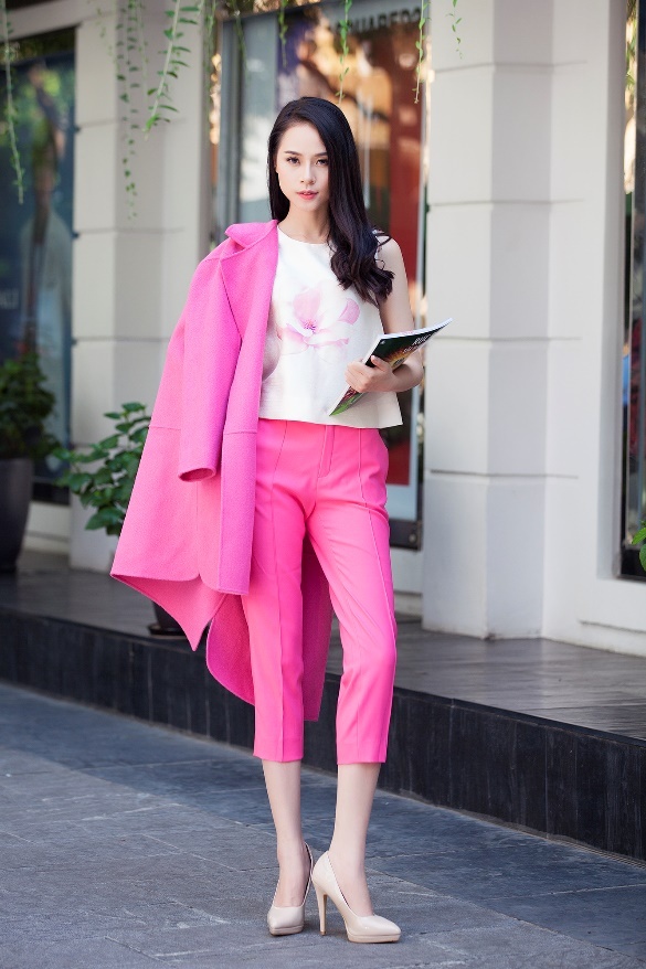 BST Hoa trà của Elise theo đuổi xu hướng thiết kế 3D phổ biến trên sàn thời trang quốc tế, tạo nên đường khắc tinh xảo trên chất liệu nổi khối.  