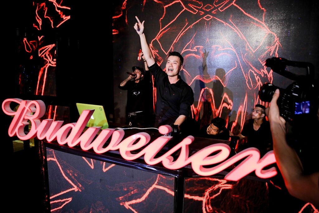 Những cái tên của Top 4 bao gồm HUY DX, GET LOOZE, MINH TRÍ, TY TY lần lượt hiện ra trên màn hình LED hòa lẫn với sự hò reo ủng hộ cuồng nhiệt từ phía khán giả. Tất cả đã cùng nâng ly để chúc mừng Top 4 BUDJs đã xuất sắc thể hiện mình và chinh phục được những tín đồ EDM bỏ phiếu cho mình.