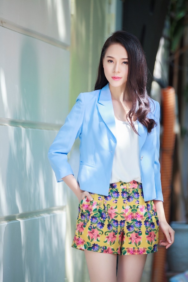 Kiểu quần váy bình thường trở nên thu hút hơn nhờ họa tiết hoa trà cách điệu in nổi nhiều màu sắc, thích hợp để phối cùng áo trắng và vest màu nhạt.