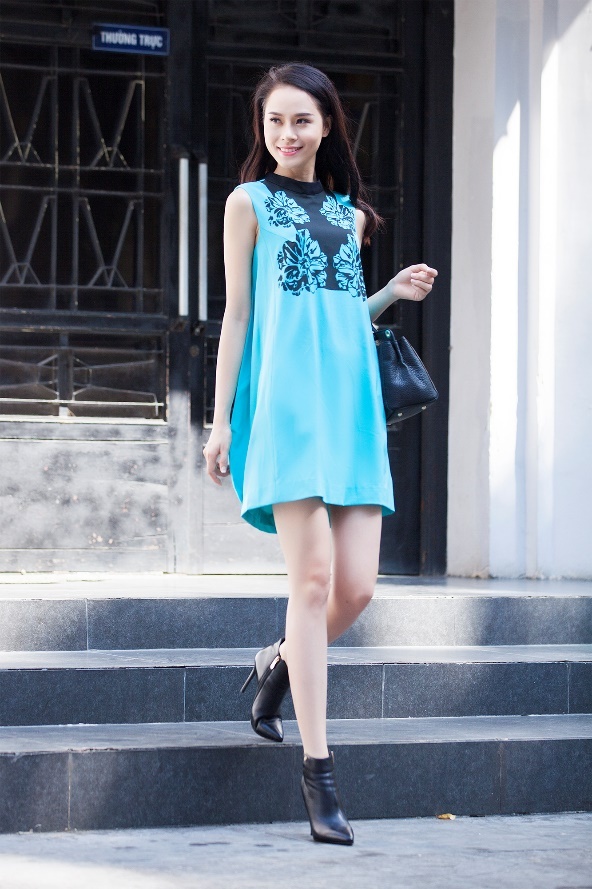   Mẫu đầm chữ A freesize có phần cổ cách điệu với tông màu lạnh xanh-đen được các cô nàng thích phá cách.  