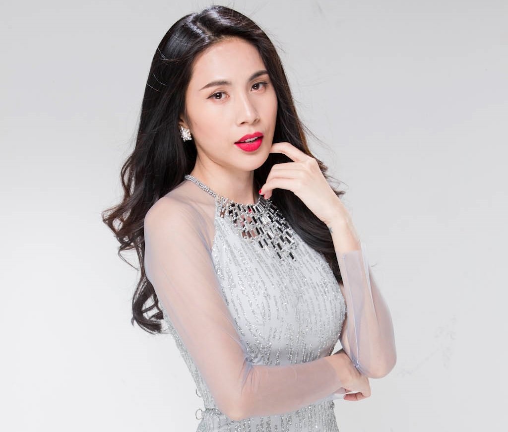 Thuy Tien dien ao dai kin dao hau ra mat MV moi hinh anh