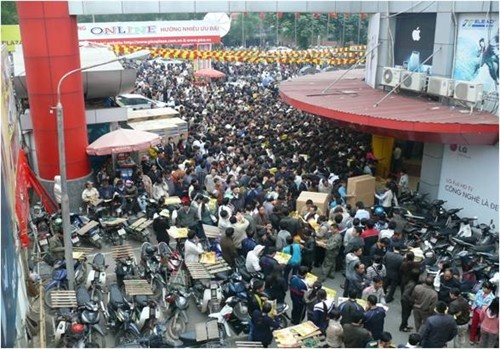 Khách hàng tới mua sắm chật kín trước cửa siêu thị Pico