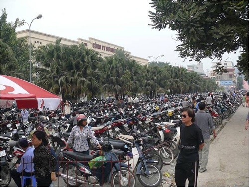 Khu vực gửi xe năm nào cũng gần như đã không còn chỗ trống từ sáng sớm