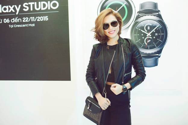    Tới dự sự kiện, Hoàng My diện trang phục màu đen sang trọng và cá tính. Cô chứng tỏ gu ăn mặc sành điệu khi kết hợp bộ đầm bó sát có những khoảng hở vừa phải với áo khoác da đen, túi xách và kính cùng màu. 