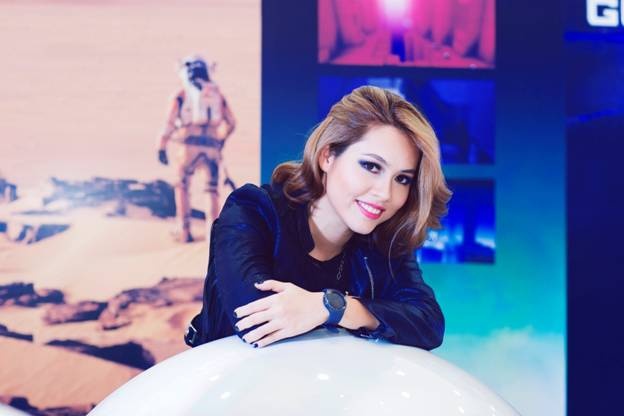 Chiếc đồng hồ Samsung Gear S2 giúp Á hậu toát lên vẻ hiện đại, khỏe khắn.  