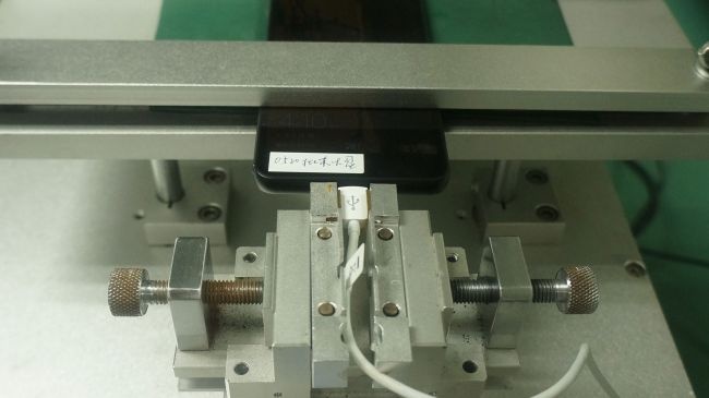 Để kiểm tra độ bền của cổng USB các kỹ sư sẽ cắm ra rút vào 10.000 lần liên tục.