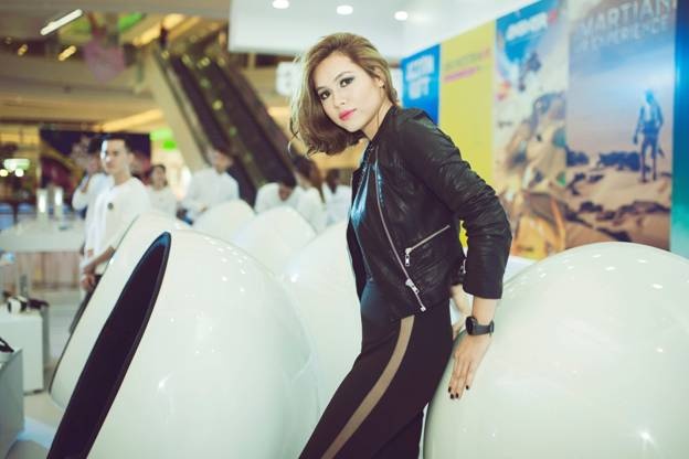 Hoàng My được đánh giá cao cả về nhan sắc lẫn học thức. Cô sở hữu gương mặt hiện đại với điểm nhấn là đôi mắt to và nụ cười tươi tắn. 