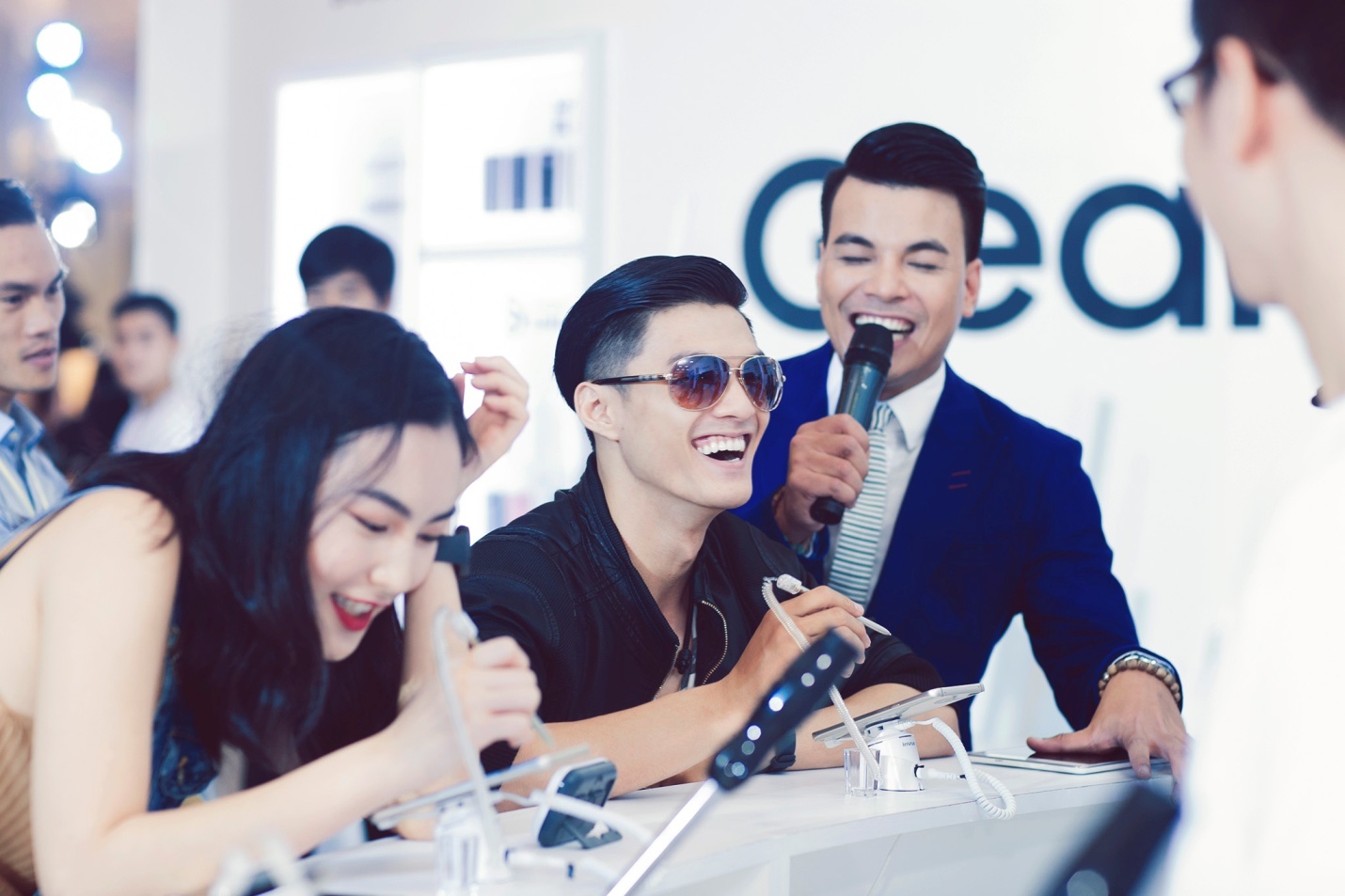 Sau khi được giới thiệu một số điểm ấn tượng của Samsung Gear S2 như thiết kế mặt tròn, viền điều khiển xoay, chống nước chuẩn IP68, vi xử lý lõi kép 1GHz..., 4 nghệ sĩ trẻ bất ngờ vì được MC mời tham dự thử thách thiết kế mẫu đồng hồ cho riêng mình. 