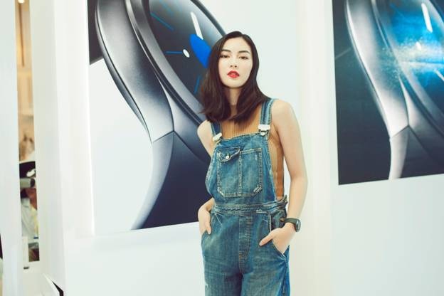 Khác với đàn chị, Helly Tống trổ tài mix đồ thu tiện dụng với quần jeans yếm và áo len ba lỗ. 