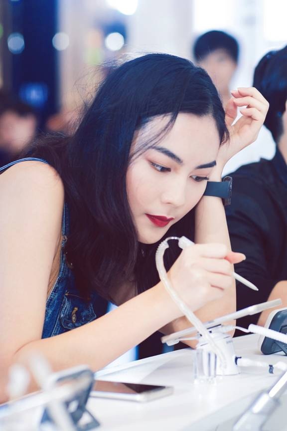   Vốn là người yêu thích công nghệ, Helly Tống nhanh chóng bị cuốn vào các món đồ công nghệ trưng bày tại trung tâm của sự kiện.