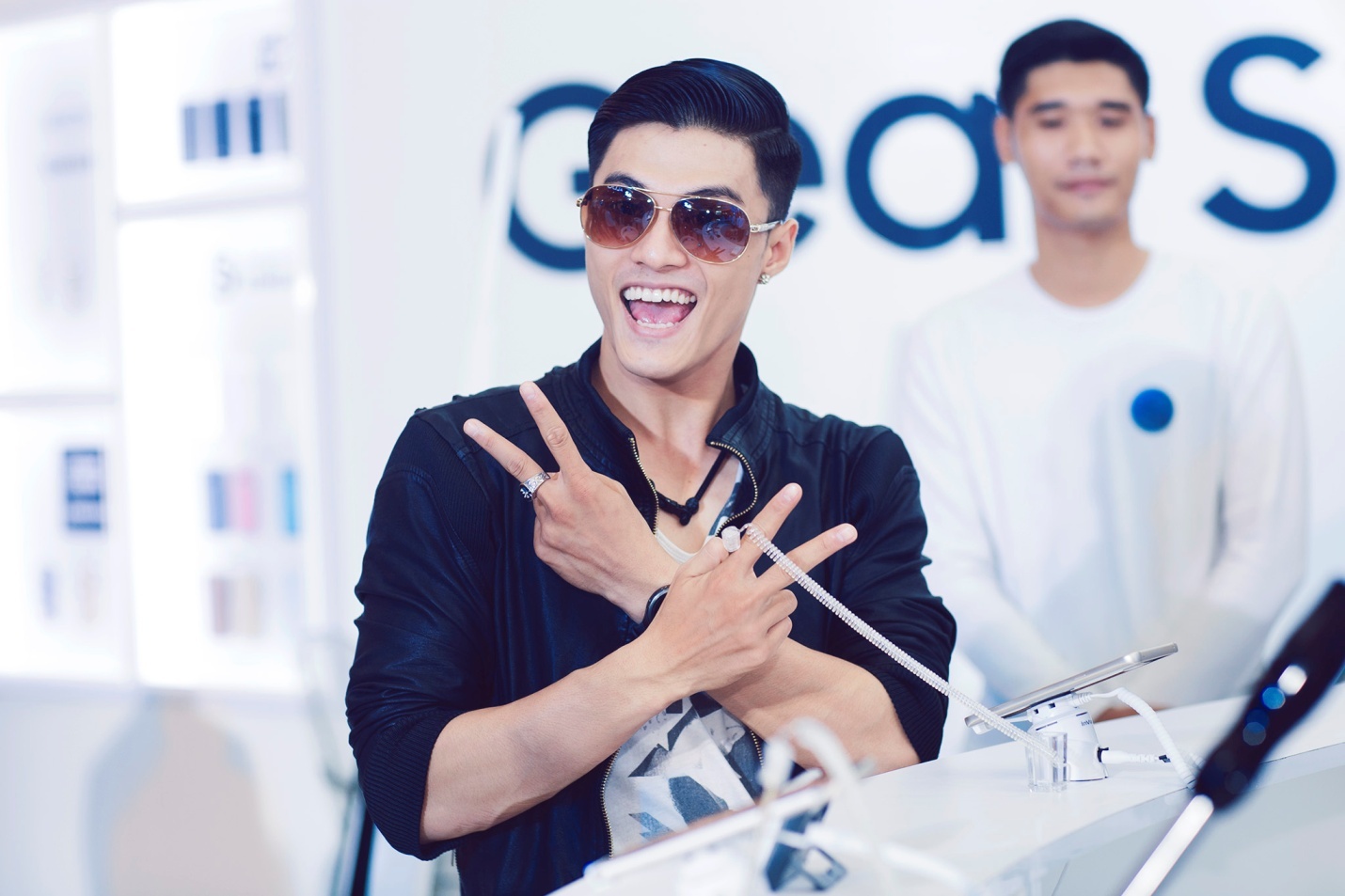  Trong khi đó, Lâm Vinh Hải tranh thủ ghi lại khoảnh khắc vui vẻ tại sự kiện để chia 