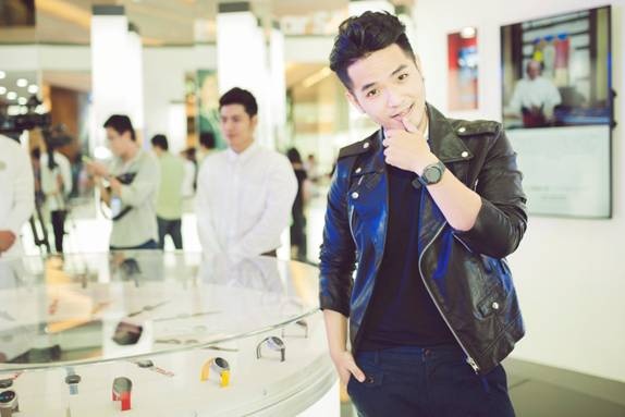     Phạm Hồng Phước ngày càng biết chăm chút cho hình ảnh mỗi khi xuất hiện. Tại sự kiện chiều qua, anh mix đồ đơn sắc với điểm nhấn là hàng khuy bạc nổi bật trên chiếc áo khoác da đen.