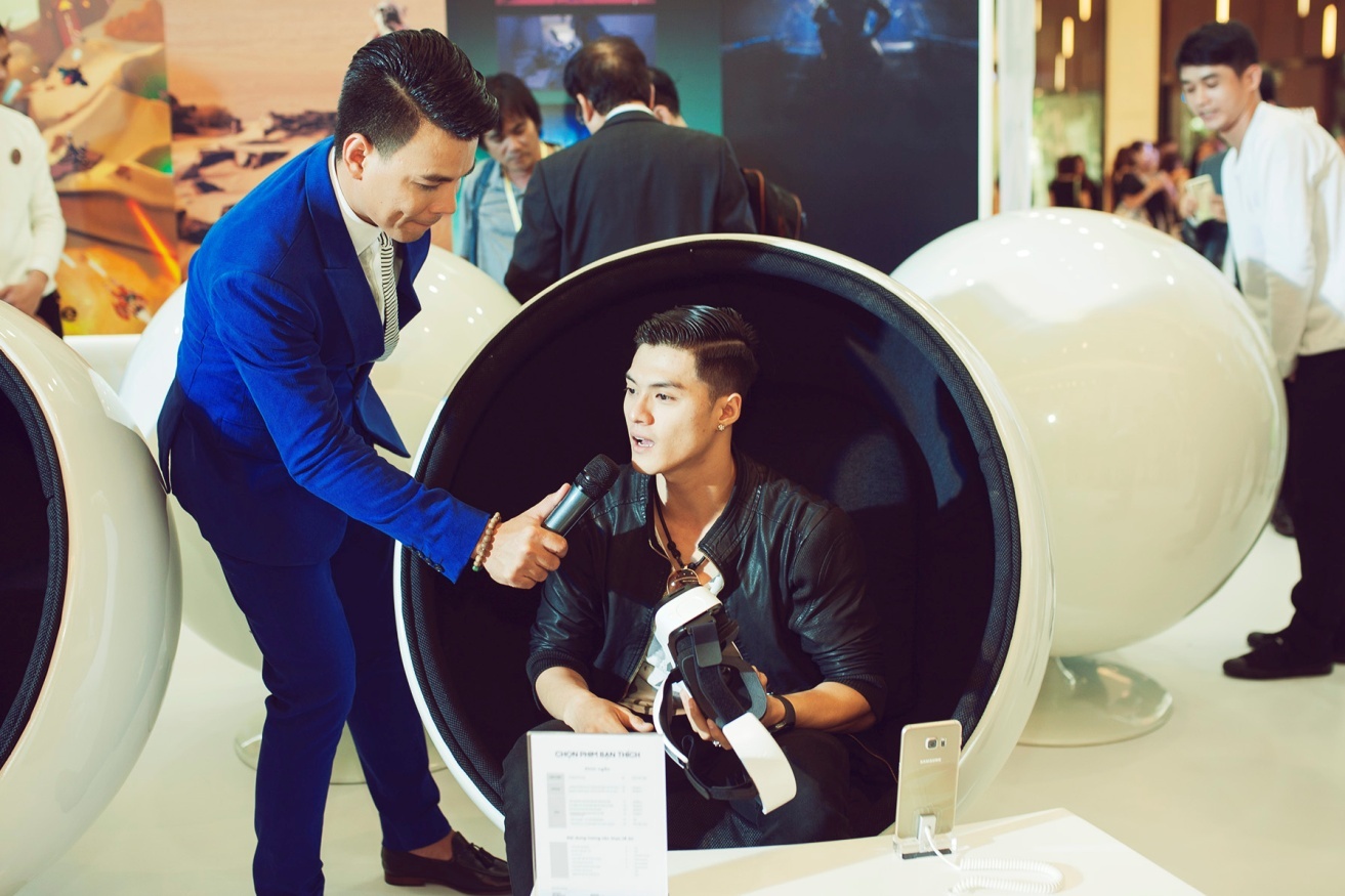   Ngoài ra, anh còn tham gia “trò chơi trong vỏ trứng”  hài hước và thú vị của ban tổ chức.  