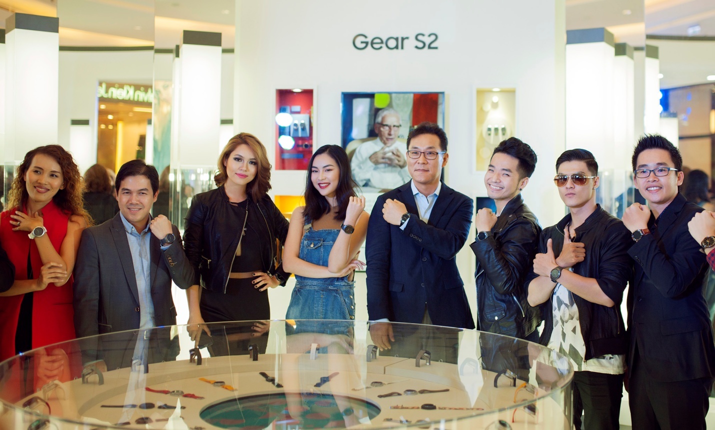   Với các nghệ sĩ, Gear S2 không chỉ là vật dụng hữu ích trong cuộc sống mà còn giúp họ thể hiện phong cách hiện đại và đôi khi được coi như một món trang sức đơn giản nhưng tinh tế.