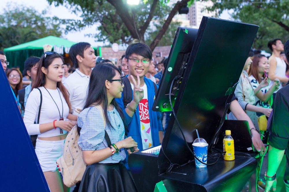 Điều đặc biệt của chương trình là nhiều bạn trẻ đến đây một mình, nhưng khi chơi lại theo đôi nhờ bảo bối có tên “vòng thoát ế”. Các FA được nhãn hàng kem đánh răng Closeup - đơn vị tổ chức chương trình - tặng vòng thoát ế để vào cổng, sau đó mỗi người kích hoạt vòng, tìm thấy người mang chiếc vòng giống mình và bắt cặp tham gia “Mê cung Ế”.