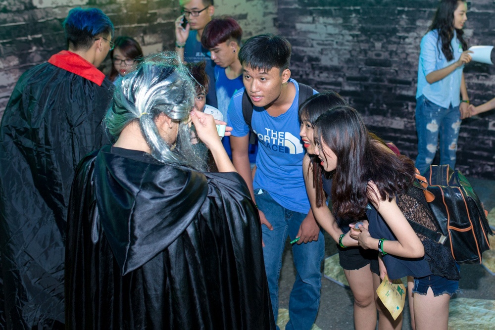 Bên cạnh những giây phút cuồng nhiệt trong âm nhạc, giới FA và các bạn trẻ Sài thành đã có một ngày hội thật sự khi tham gia vào hàng loạt hoạt động, trò chơi thú vị, giúp gắn kết mọi người và tạo cơ hội cho họ tìm được nửa kia.