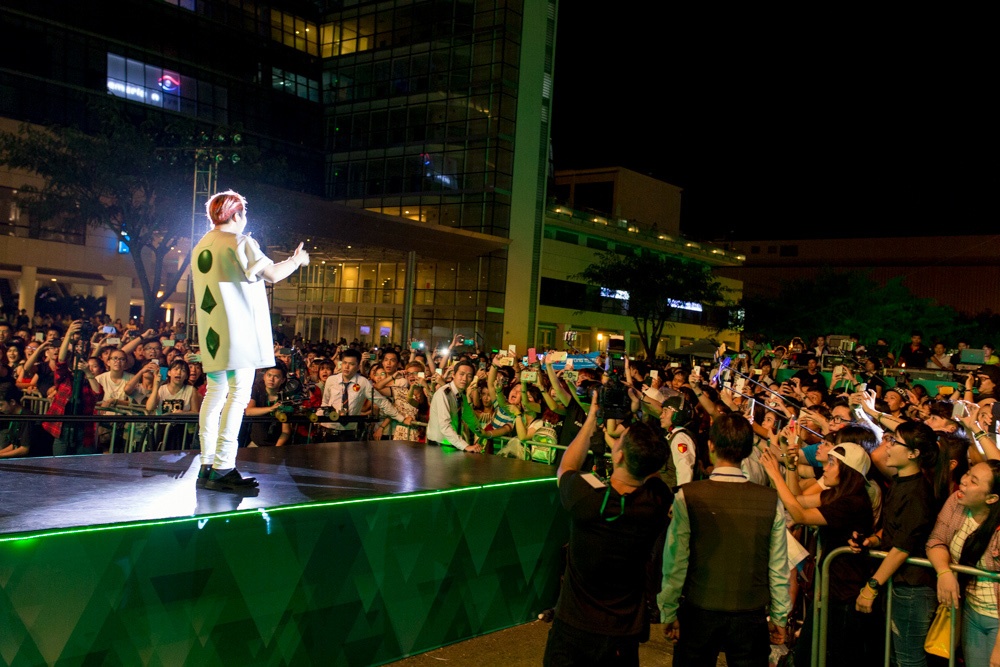 Fan không ngớt hò reo, nhún nhảy và hát theo từng ca khúc của Sơn Tùng. Lực lượng bảo vệ phải làm việc vất vả trước sự phấn khích của người hâm mộ.