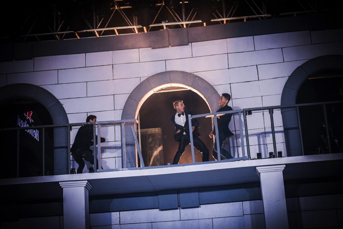 Các khán giả trẻ trải qua giây phút hồi hộp và gay cấn khi xem màn trình diễn võ thuật như trong phim James Bond.