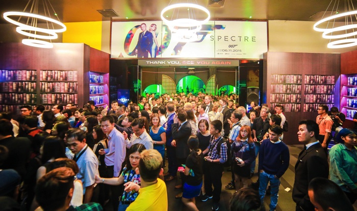 Trong căn hầm bí mật, người tham gia khám phá bộ sưu tập vũ khí của James Bond lần đầu tiên xuất hiện tại Việt Nam.